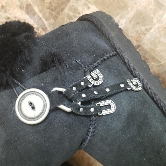 Used black UGG boot, Size 6 - Picture 9 of 9